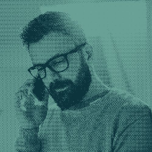 Ablaufbild: Dienstleister kontaktieren (Mann telefoniert).